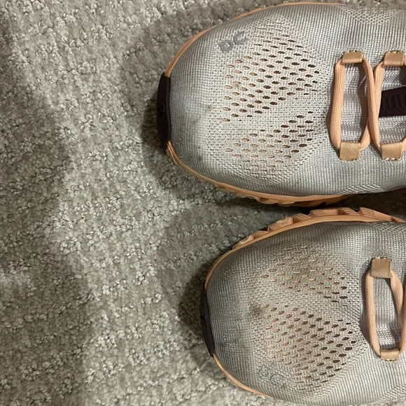 On cloud tennis shoes. Barley worn!! - Picture 7 of 7
